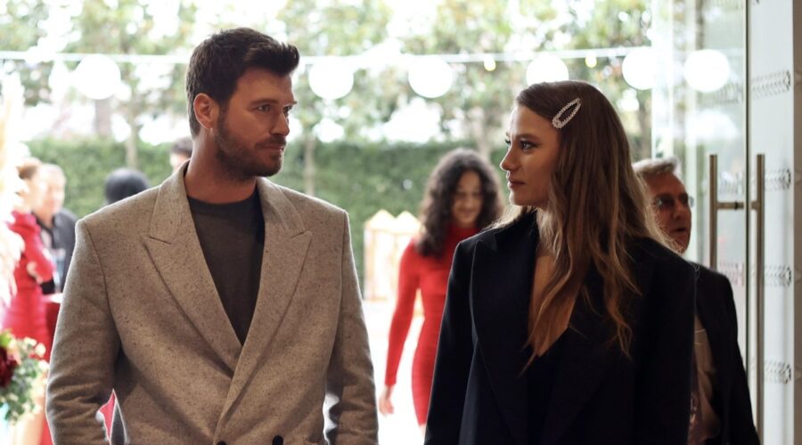 Da sinistra: Kivanç Tatlitug (Aslan) e Serenay Sarikaya (Devin) in una scena di “The Family”. Credits: RTI Mediaset.