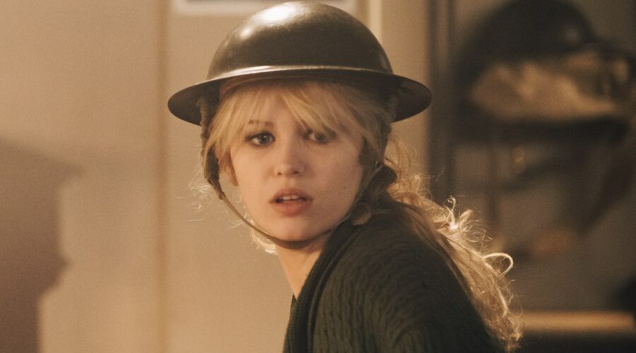 Brigitte Bardot (Julia De Nunez) in un posato per “Bardot”. Credits: RTI Mediaset.