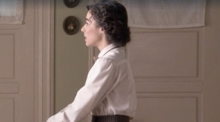 Candela Serrat (Celia Silva Torrealba) in una scena della puntata 200 di “Sei Sorelle”. Credits: Rai.