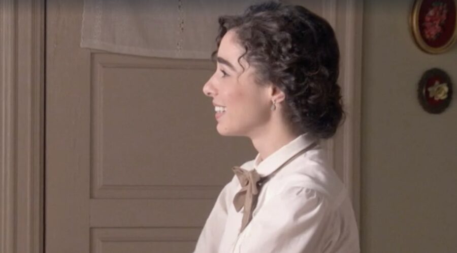 Candela Serrat (Celia Silva Torrealba) in una scena della puntata 200 di “Sei Sorelle”. Credits: Rai.