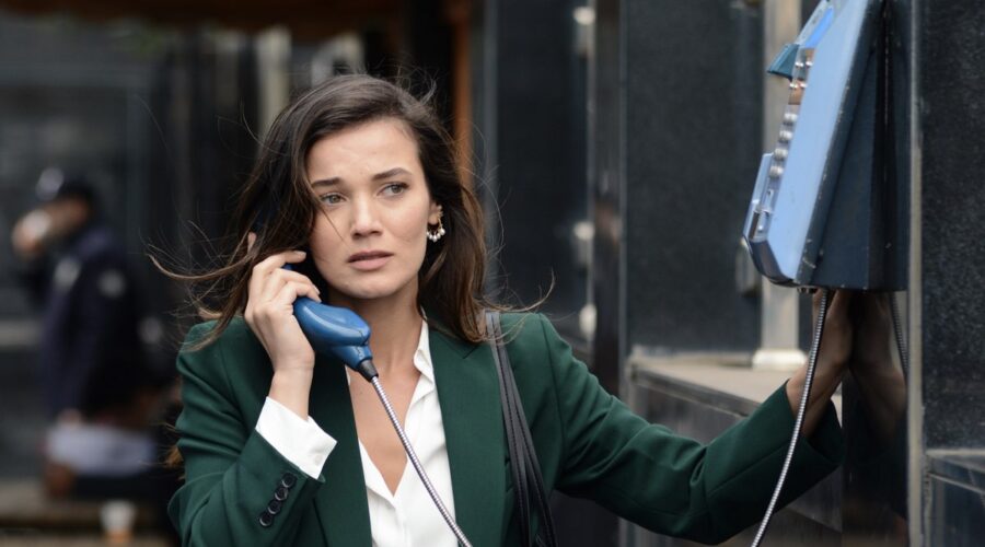 Pinar Deniz (Ceylin Erguvan) in una scena de “Segreti di Famiglia”. Credits: RTI Mediaset.