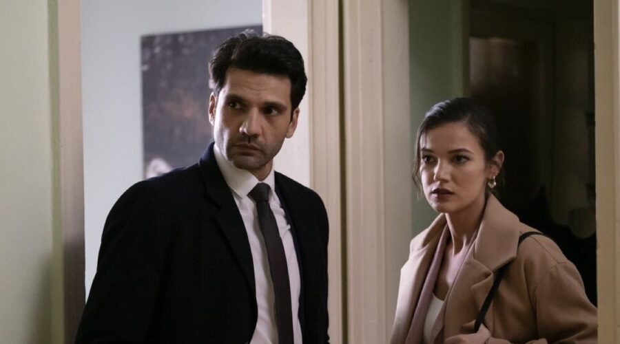 Da sinistra: Kaan Urgancioglu (Ilgaz Kaya) e Pinar Deniz (Ceylin Erguvan) in una scena di “Segreti di Famiglia”. Credits: RTI Mediaset.
