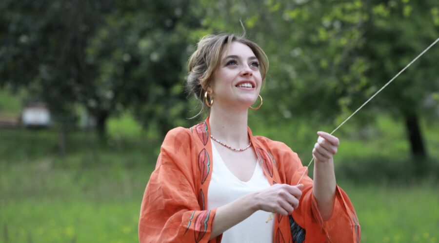 Melis Sezen (Deva Nakkasoglu) in una scena de “La Rosa Della Vendetta”. Credits: RTI Mediaset.