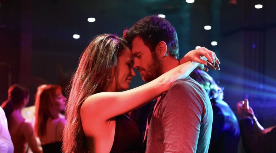 Da sinistra: Serenay Sarikaya (Devin) e Kivanç Tatlitug (Aslan) in “The Family”. Credits: RTI Mediaset.
