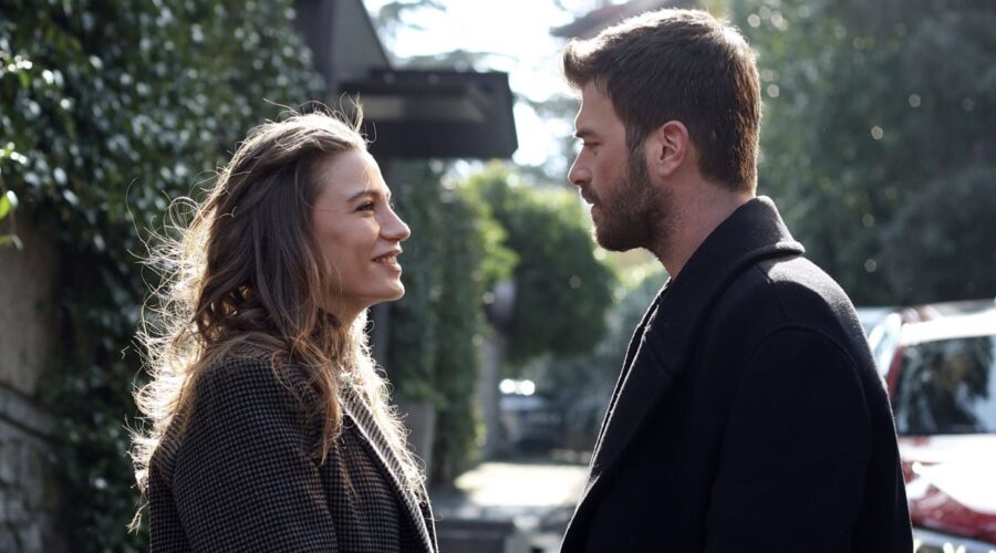 Da sinistra: Serenay Sarikaya (Devin) e Kivanç Tatlitug (Aslan) in “The Family”. Credits: RTI Mediaset.