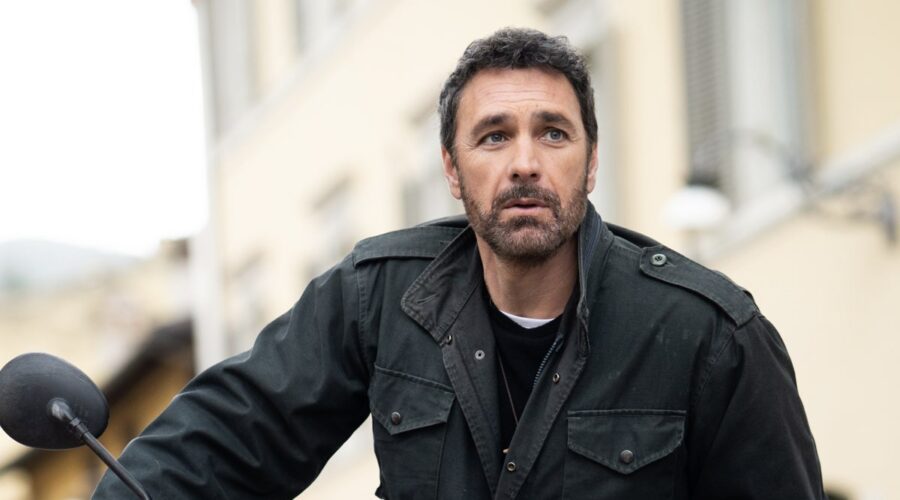 Raoul Bova in una scena di “Don Matteo 14”. Credits: Rai.