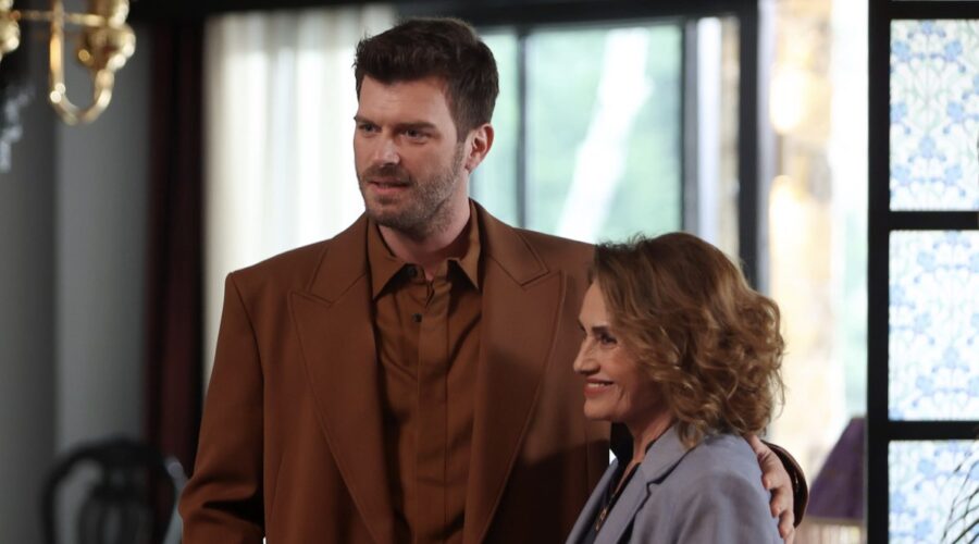 Ekivanç Tatlitug (Aslan), Nur Sürer (Hülya) In The Family Credits Rete In Rete