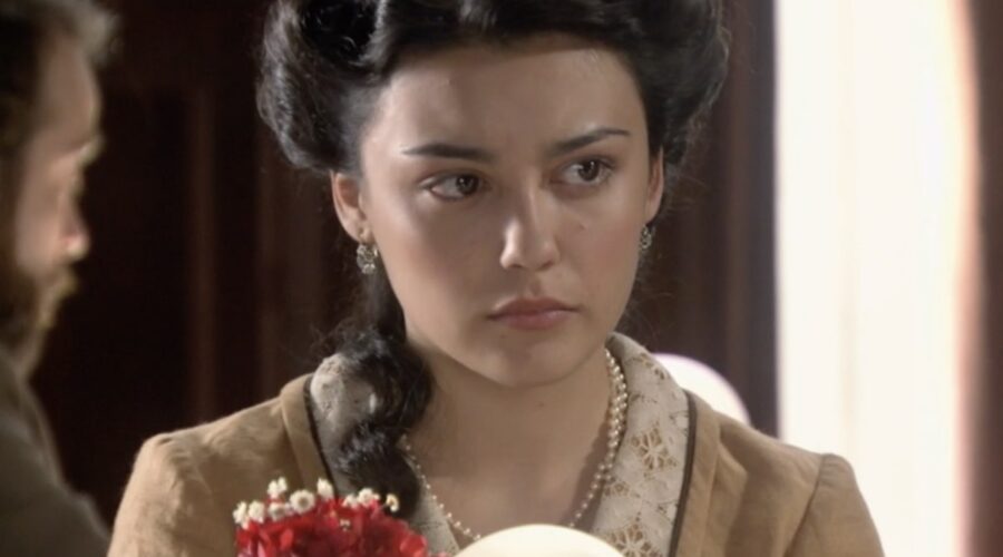 Carla Díaz (Elisa Silva Torrealba) in una scena della puntata 143 di “Sei Sorelle”. Credits: Rai.