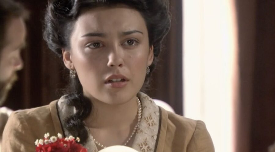 Carla Díaz (Elisa Silva Torrealba) in una scena della puntata 143 di “Sei Sorelle”. Credits: Rai.