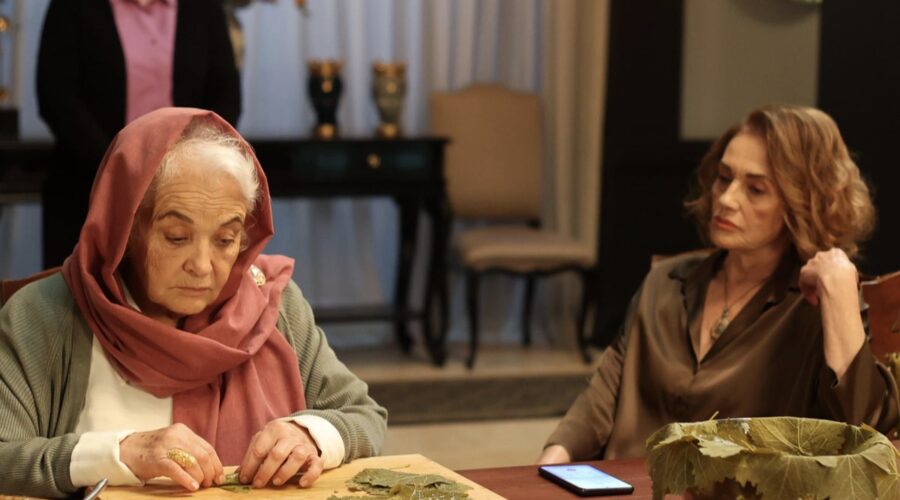 Emel Göksu (Seher), Nur Sürer (Hülya) In The Family Credits Rete In Rete