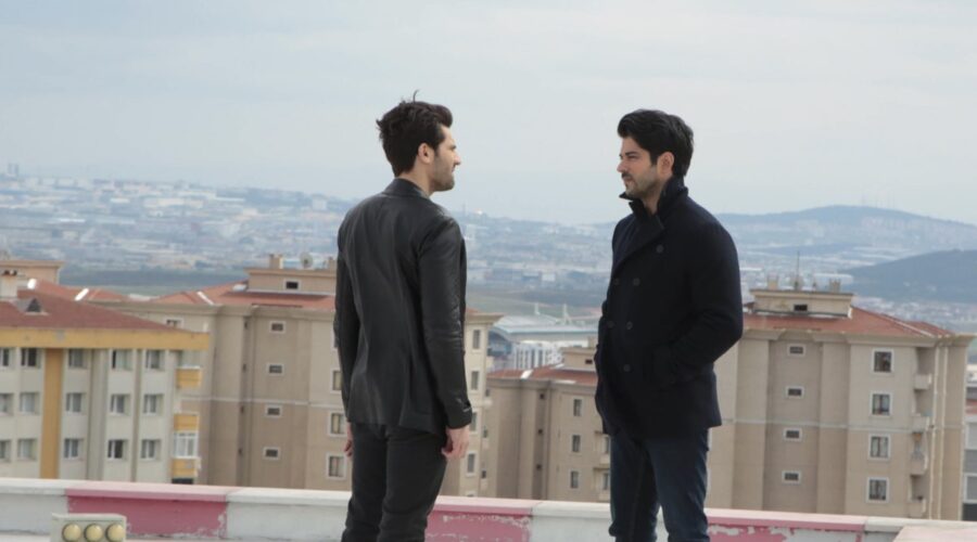 Da sinistra: Kaan Urgancioglu (Emir Kozcuoglu) e Burak Özçivit (Kemal Soydere) in una scena di “Endless Love”. Credits: RTI Mediaset.