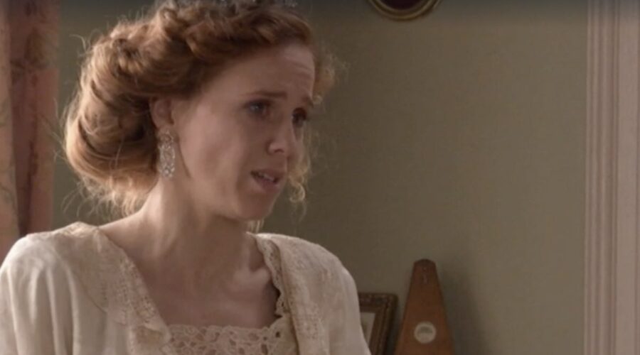 María Castro (Francisca Silva Torrealba) in una scena della puntata 200 di “Sei Sorelle”. Credits: Rai.