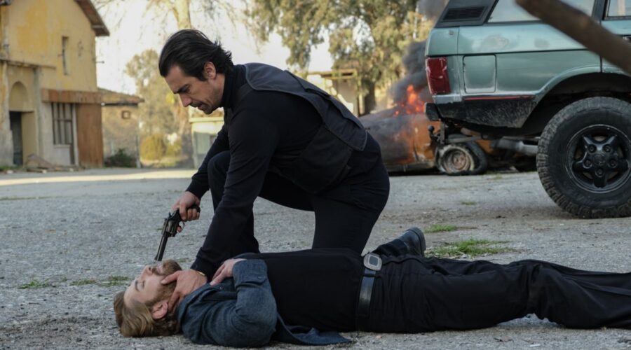 Da sinistra: İbrahim Çelikkol (Hakan Gümüşoğlu) e Furkan Palali (Fikret Fekeli) in una scena di “Terra Amara”. Credits: RTI Mediaset.