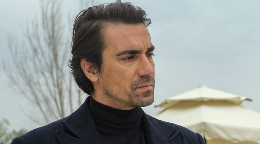 İbrahim Çelikkol (Hakan Gümüşoğlu) in una scena di “Terra Amara”. Credits: RTI Mediaset.