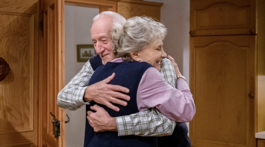 Da sinistra: Antje Hagen nei panni Hildegard Sonnbichler e Sepp Schauer in quelli di Alfons Sonnbichler in “Tempesta D'Amore”. Credits: Das Erste/Mediaset.