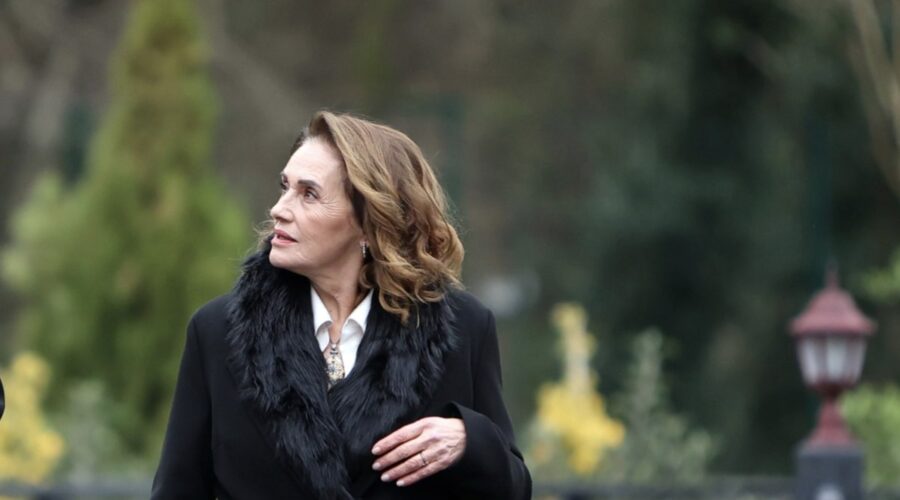 Nur Sürer (Hülya Soykan) in una scena di “The Family”. Credits: RTI Mediaset.