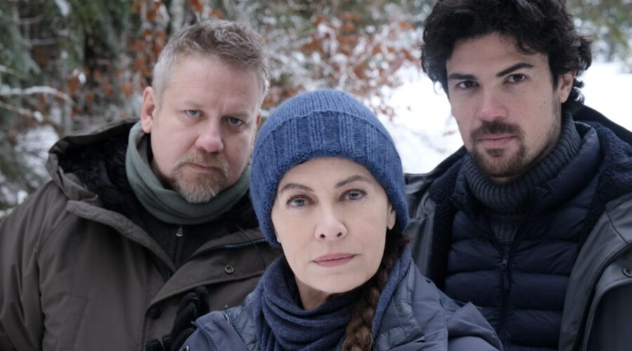 Da sinistra: Gianluca Gobbi, Elena Sofia Ricci e Giuseppe Spata in un posato per “I casi di Teresa Battaglia - Ninfa dormiente”. Credits: Rai/Fabrizio De Blasio.