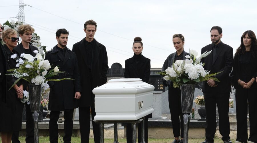 Il Cast Di Sul Più Bello La Serie In Una Scena Della Serire Credits Prime Video