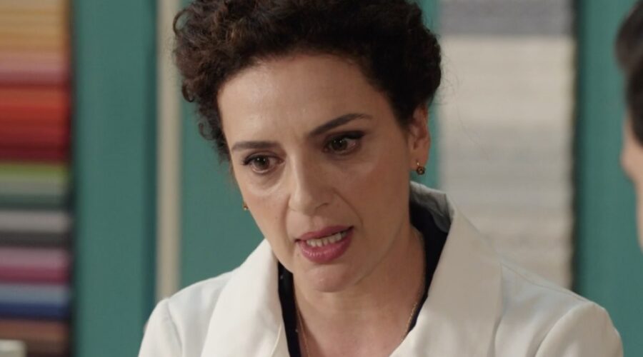 Gioia Spaziani (Concetta Puglisi) in una scena della puntata 45 de “Il Paradiso Delle Signore 8”. Credits: Rai.