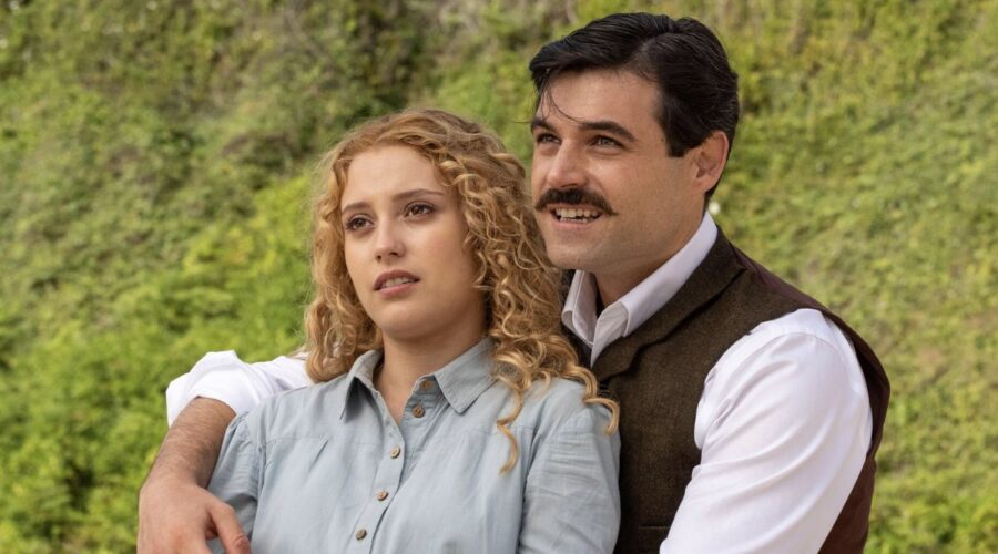 Da sinistra: Ana Garces (Jana Exposito) e Manuel Regueiro (Alonso Luján) ne “La Promessa”. Credits: RTI Mediaset.