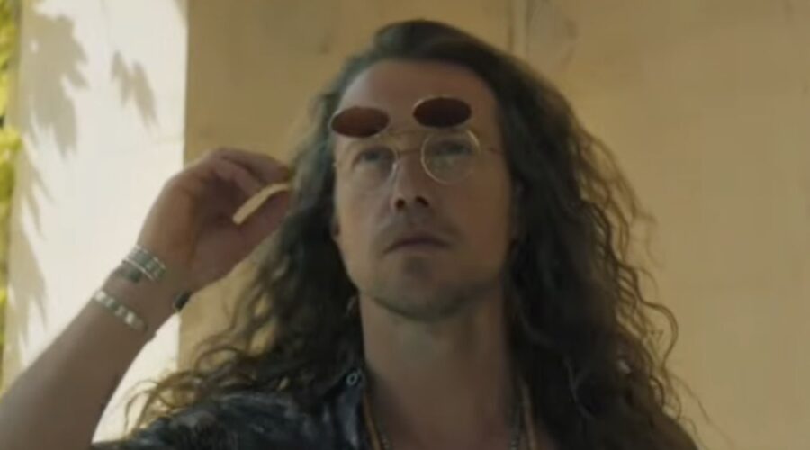 Julien Doré (Panda) in una scena del trailer di ”Panda”. Credits: TFI/Rai.