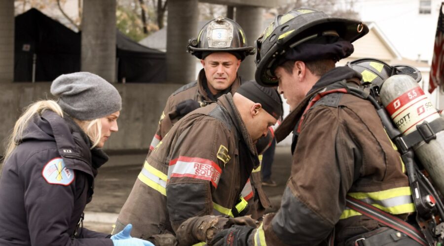 Kara Killmer As Sylvie Brett, Taylor Kinney As Kelly Severide In Chicago Fire 12 Credits Rete In Rete