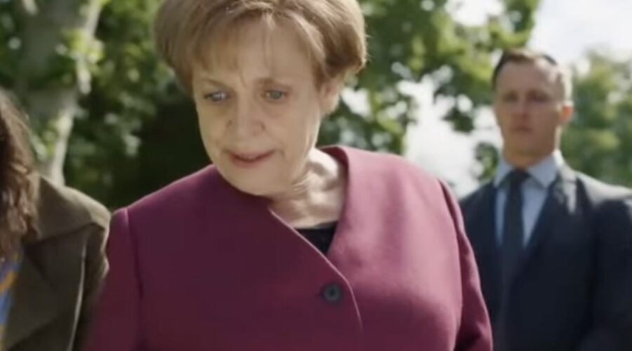 Katharina Thalbach (Angela Merkel) in una scena del trailer di “Miss Merkel”. Credits: RTL/Rai.