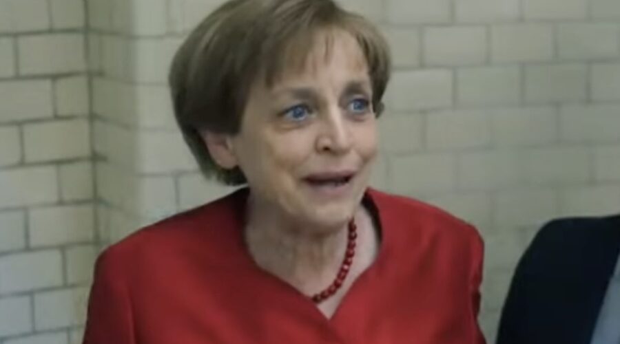 Katharina Thalbach (Angela Merkel) in una scena del trailer di “Miss Merkel”. Credits: RTL/Rai.