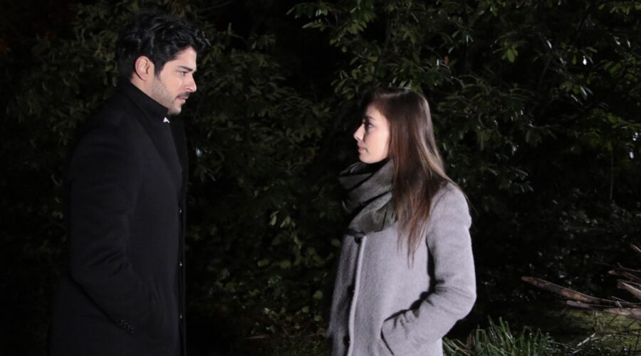 Da sinistra: Burak Özçivit (Kemal Soydere) e Neslihan Atagül (Nihan Sezin) in una scena di “Endless Love”. Credits: RTI Mediaset.
