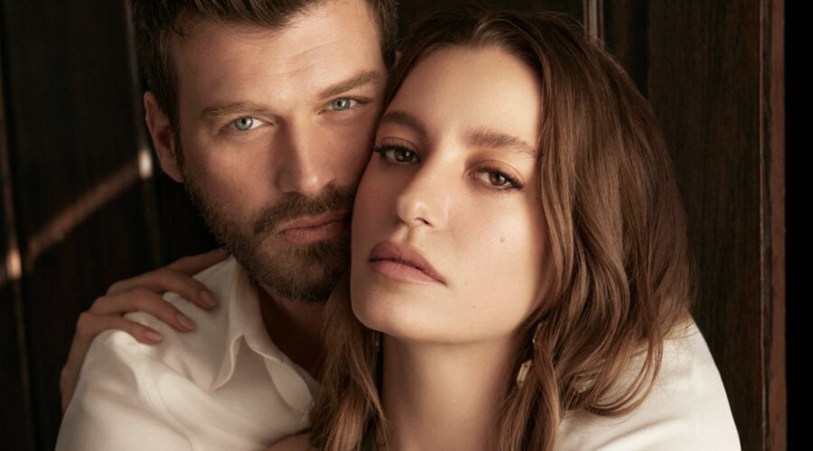 Da sinistra: Kivanç Tatlitug (Aslan) e Serenay Sarikaya (Devin) in un posato per “The Family”. Credits: RTI Mediaset.