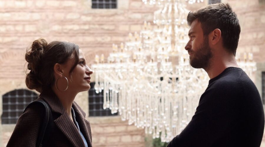 Da sinistra: Serenay Sarikaya (Devin) e Kivanç Tatlitug (Aslan) in una scena di “The Family”. Credits: RTI Mediaset.