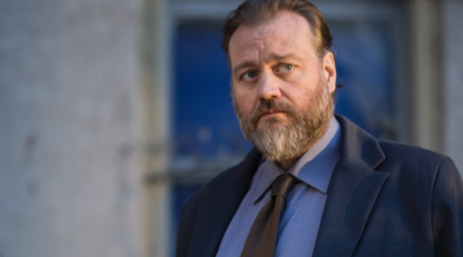 Stefano Fresi in una scena di “Kostas”. Credits: Rai.