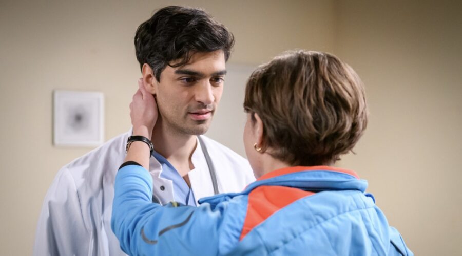 Da sinistra: Marcel Zuschlag (Leander Saalfeld) e Dorothée Neff (Eleni Schwarzbach) in una scena di “Tempesta d'amore”. Credits: Das Erste/Rti Mediaset.