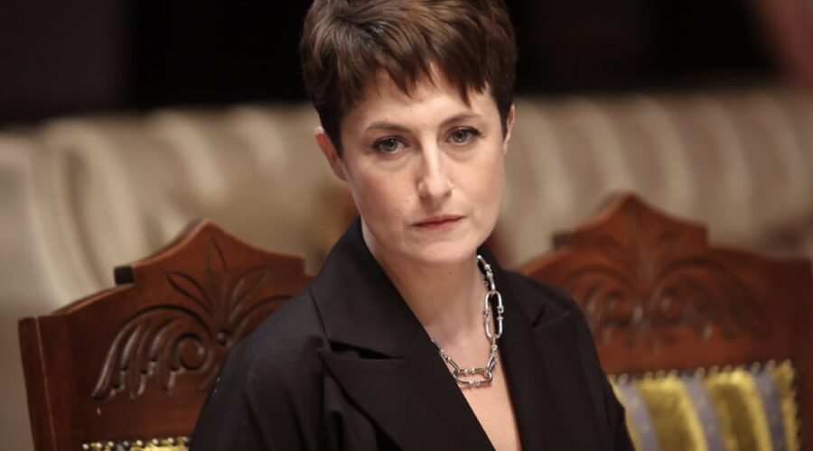 Canan Ergüder (Leyla) in una scena di “The Family”. Credits: RTI Mediaset.
