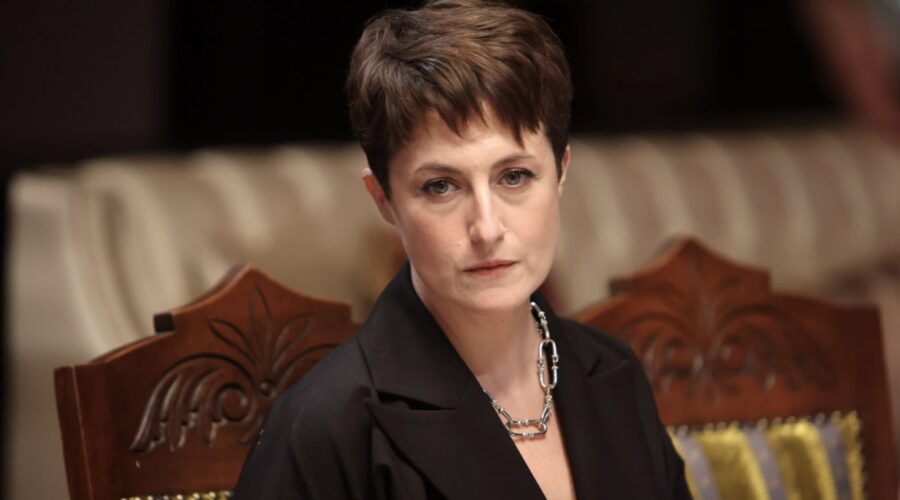 Da sinistra: Serenay Sarikaya (Devin) e Kivanç Tatlitug (Aslan) in “The Family”. Credits: RTI Mediaset.