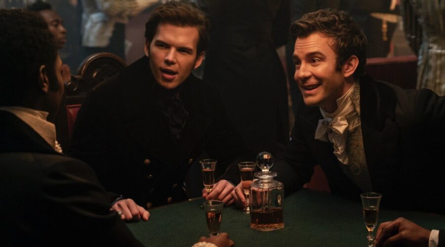 Da sinistra: Luke Newton (Colin Bridgerton) e Luke Thompson (Benedict Bridgerton) in una scena dell'episodio 7 di “Bridgerton 3”. Credits: Liam Daniel/Netflix © 2024.