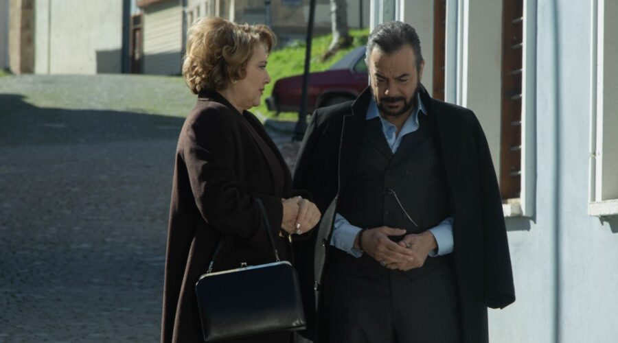 Da sinistra: Kerem Alisik (Fekeli) e Hülya Darcan (Lütfiye Duman) in una scena di “Terra Amara”. Credits: RTI Mediaset.