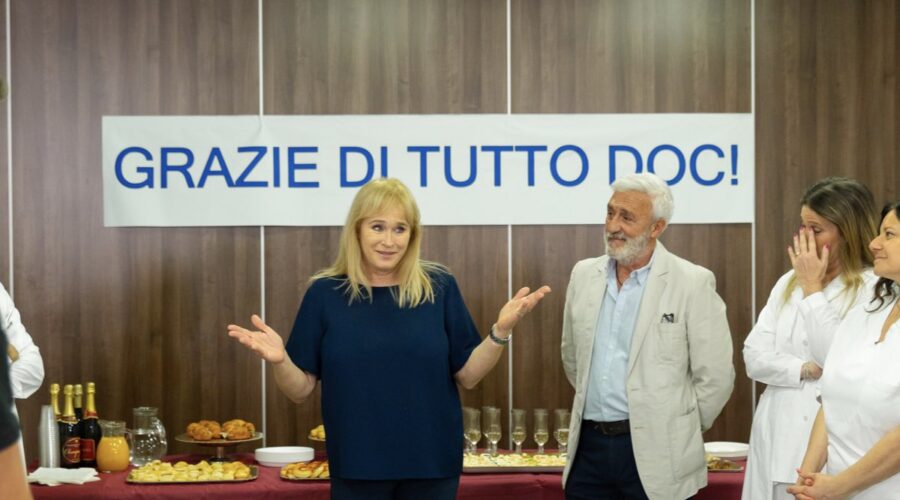Da sinistra: Ornella (Marina Giulia Cavalli) e Raffaele (Patrizio Rispo) e in una scena di “Un Posto Al Sole”. Credits: Rai.