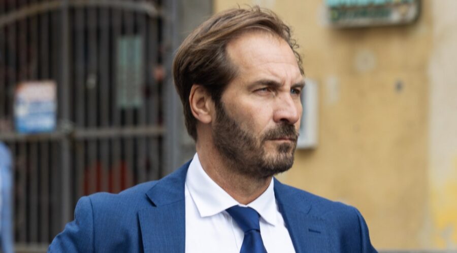Maurizio Aiello (Alberto) in una scena di “Un Posto Al Sole”. Credits: Rai.