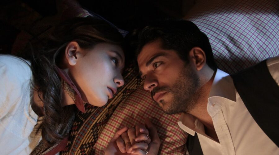 Da sinistra: Neslihan Atagül (Nihan Sezin) e Burak Özçivit (Kemal Soydere) in una scena di “Endless Love”. Credits: RTI Mediaset.