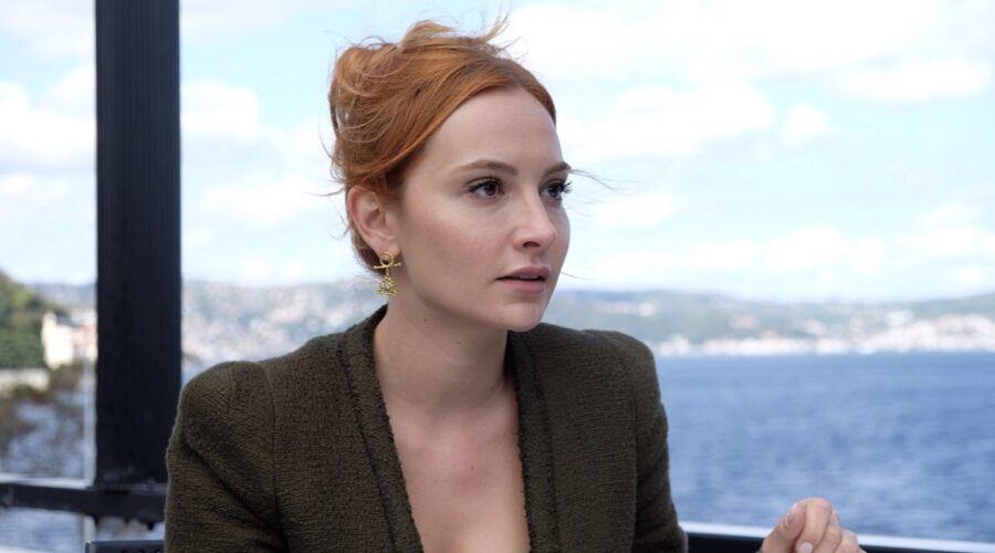 Basak Gümülcinelioglu (Neva Seçkin) in una scena de “Segreti di Famiglia”. Credits: RTI Mediaset.