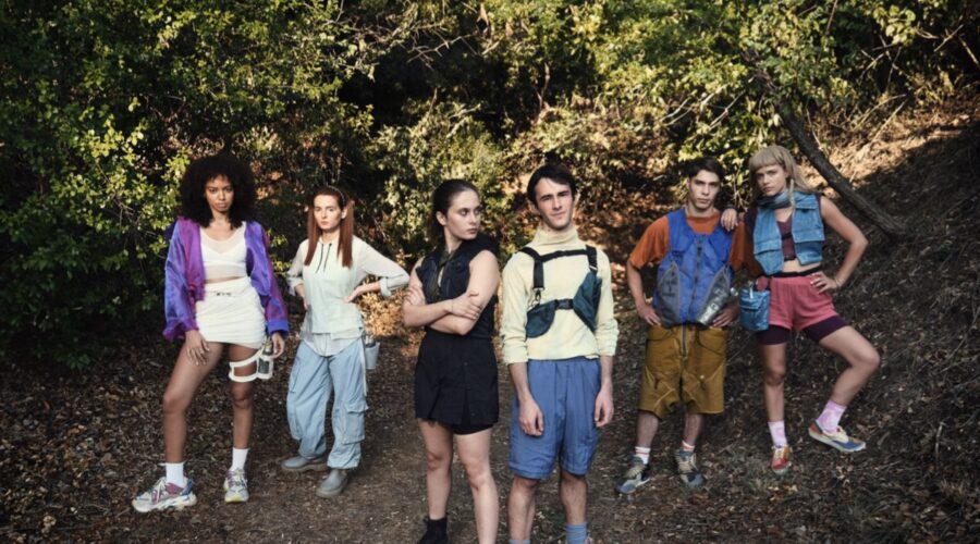 Da sinistra: Mikaela Neaze Silva, Dana Giuliano, Arianna Becheroni, Roberto Nocchi, Manuel Rossi e Jacqueline Di Giacomo in un posato per “Never Too Late”. Credits: Rai.