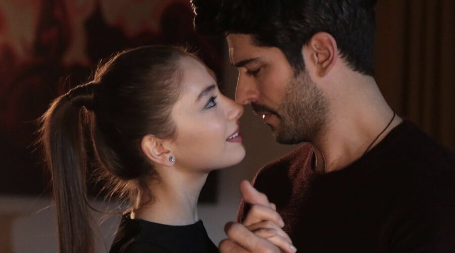 Da sinistra: Neslihan Atagül (Nihan Sezin) e Burak Özçivit (Kemal Soydere) in una scena di “Endless Love”. Credits: RTI Mediaset.