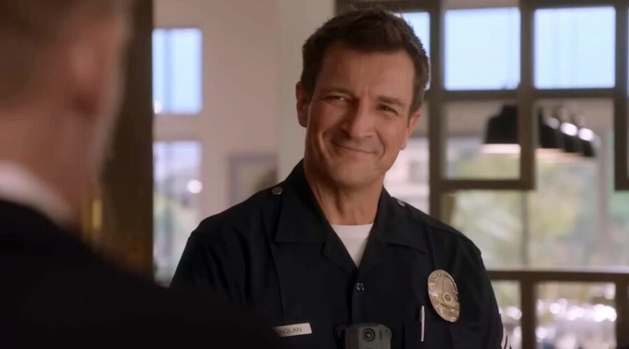 Nolan (Nathan Fillion) in una scena di “The Rookie 6”. Credits: YouTube/ABC.