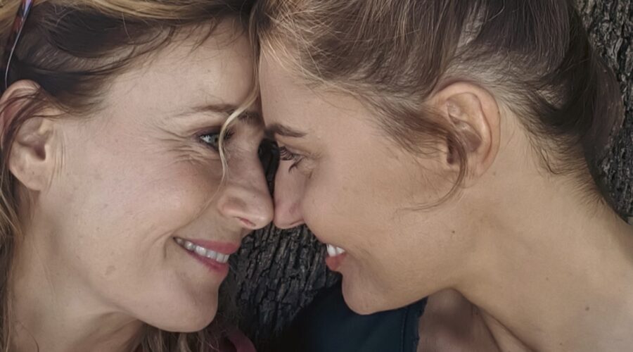 Da sinistra: Lucia Mascino e Sveva Alviti in una scena di “Nudes 2”. Credits: Rai.