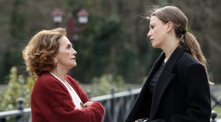 Nur Sürer (Hülya), Serenay Sarikaya (Devin) In The Family Credits Rete In Rete