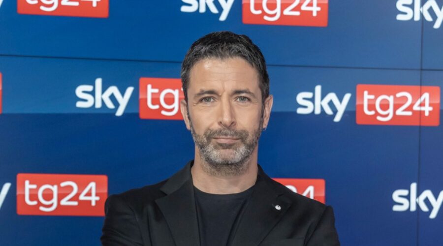 Pablo Trincia in un posato durante il photocall in occasione della presentazione dei palinsesti di Sky TG24 del 10 luglio 2024. Credits: Sky Italia/Sky TG24.