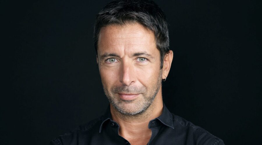 Pablo Trincia in un posato diffuso in occasione della presentazione dei palinsesti di Sky TG24 del 10 luglio 2024. Credits: Sky Italia/Sky TG24.