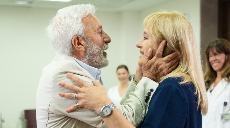 Da sinistra: Raffaele (Patrizio Rispo) e Ornella (Marina Giulia Cavalli) in una scena di “Un Posto Al Sole”. Credits: Rai.