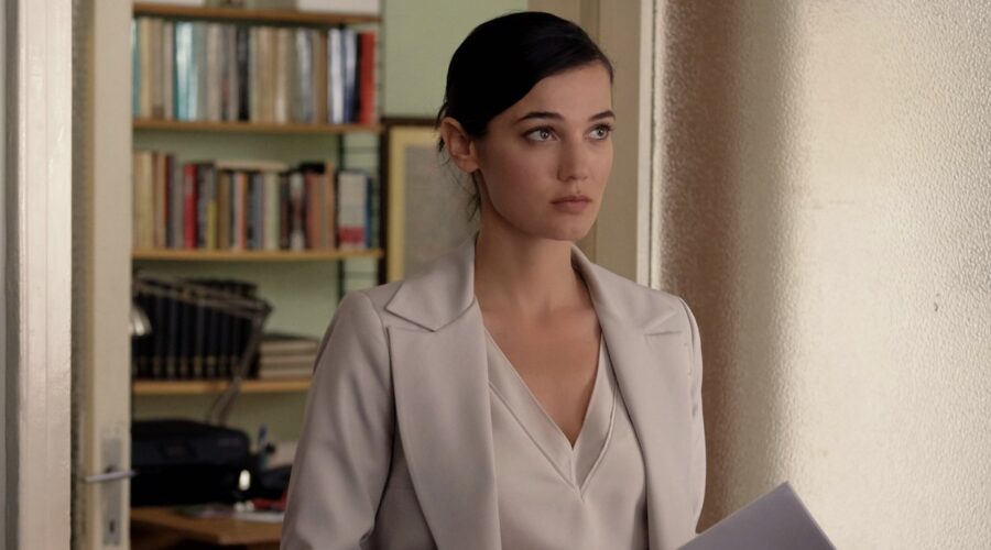 Pinar Deniz (Ceylin Erguvan) in una scena di “Segreti di famiglia”. Credits: RTI Mediaset.